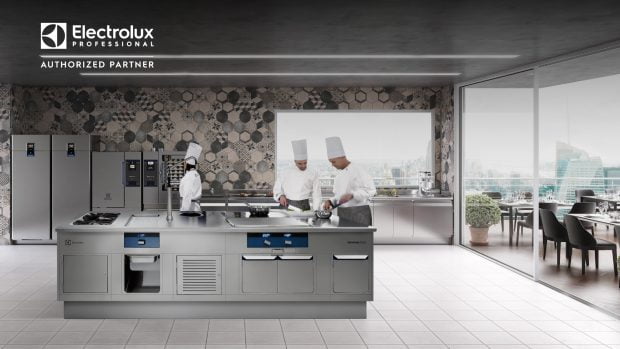 Storkjøkkenutstyr fra Electrolux professional med kokker i arbeid