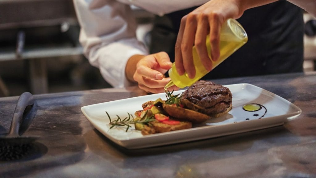 drift av storkjøkken rustfritt bord kokk restaurant kantine