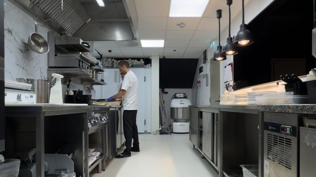 lite storkjøkken kjølebenk varmelamper storkjøkkenutstyr