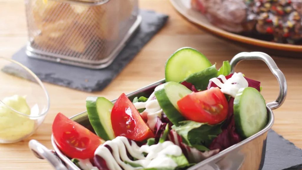 serveringsutstyr fat frityrkurv skåler tallerkener bestikk servise storkjøkkenutstyr